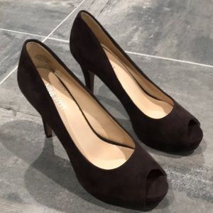 Nine West size 7 1/2 Brown Suede Peeptoe Pump